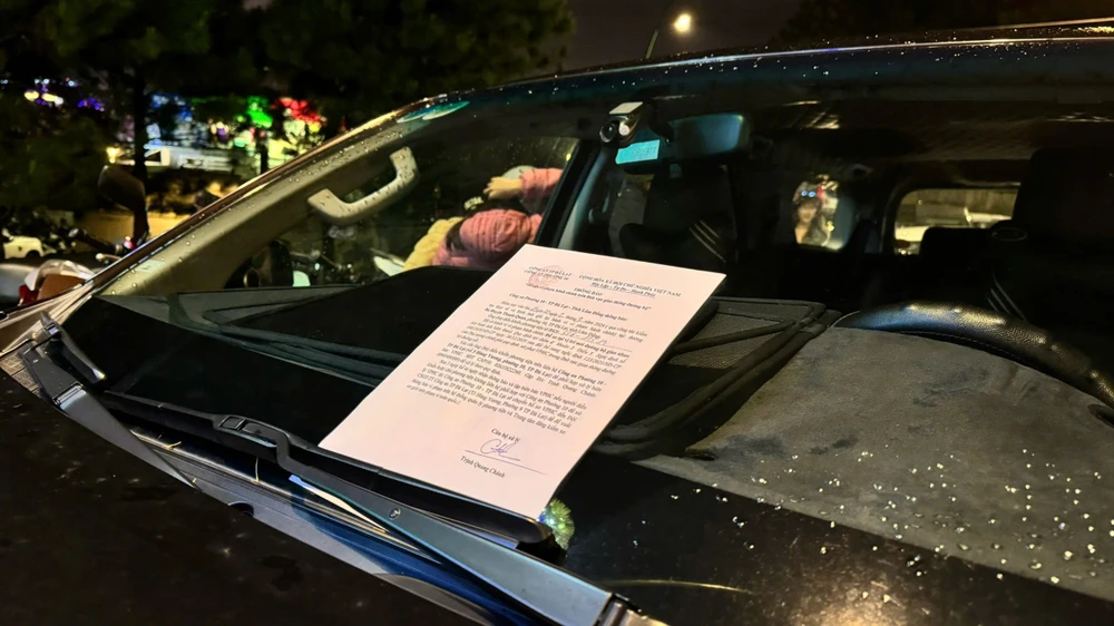 Bị dán thông báo phạt vì đậu xe “ẩu” ở Quảng trường Lâm Viên