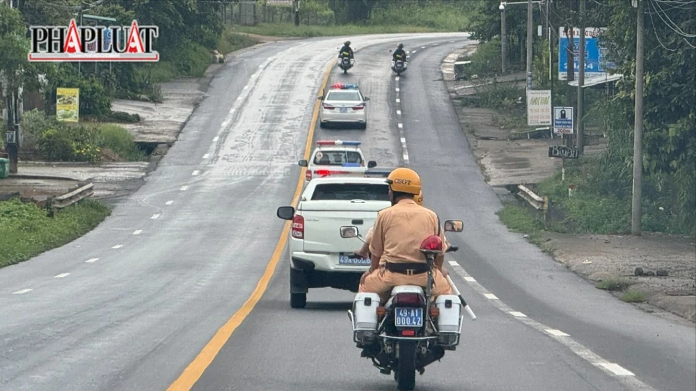 'Mượn' khai giảng năm học mới để tuyên truyền ATGT