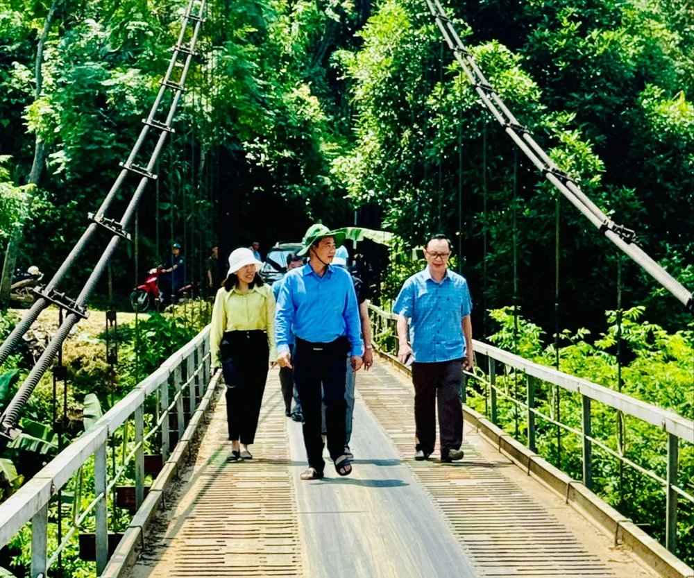 Qua cầu sắt rung lắc, Quyền Bí thư Tỉnh uỷ Lâm Đồng phát động xây cầu cho người dân Hà Giang