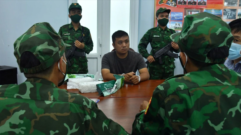 BĐBP Tây Ninh bắt giữ người nước ngoài vận chuyển 2 kg ma túy từ Campuchia về Việt Nam
