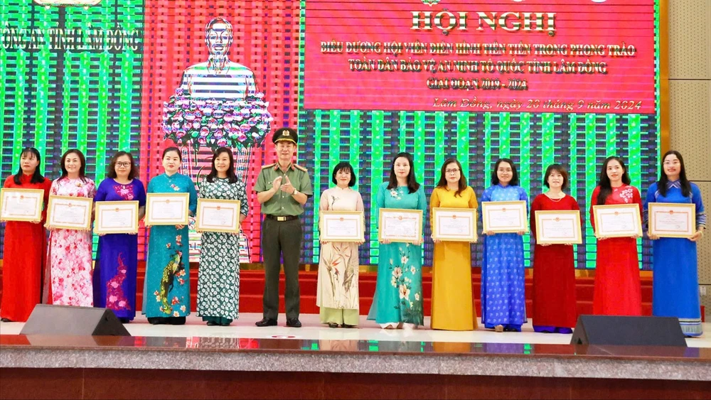 Biểu dương các điển hình tiên tiến trong phong trào toàn dân bảo vệ an ninh Tổ quốc