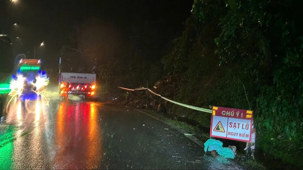 Đã khắc phục điểm sạt lở trên đèo Bảo Lộc