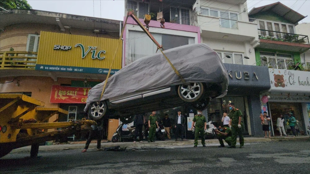 Taxi đang đậu ở TP Đà Lạt thì bốc cháy trong đêm