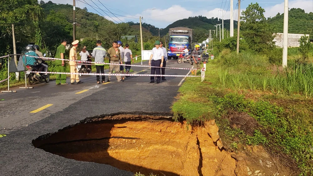 Tỉnh lộ 721 bị sạt, đường từ Madagui vào Cát Tiên tạm thời chia cắt