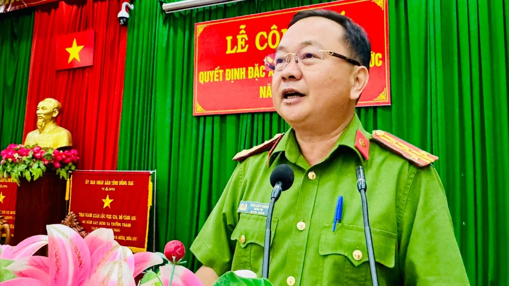 Đại tá Thái Duy Hồng - Giám thị Trại giam Xuân Lộc công bố Quyết định đặc xá của Chủ tịch nước