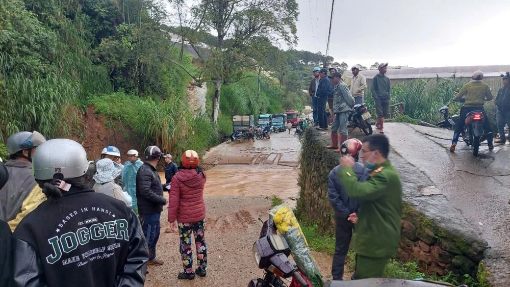 Tìm thấy thi thể tài xế bị nước cuốn trôi cách hiện trường 20 km