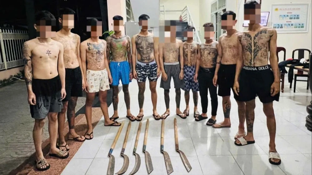 Mang hàng chục cây rựa và mã tấu đến sân vận động để thanh toán nhau vì nghi bị nhìn đểu