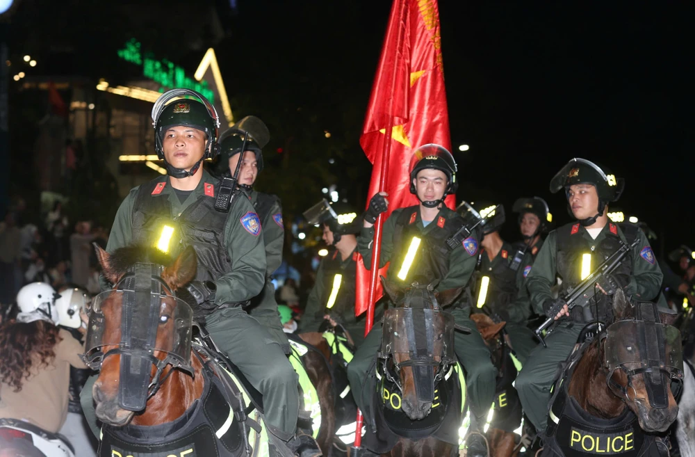 Lần đầu tiên quân nhạc và kỹ binh được biểu diễn quanh Hồ Xuân Hương