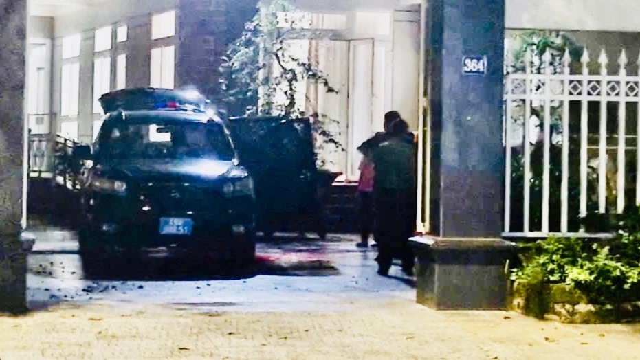 Công an huyện Bảo Lâm khám xét nhà ông Nguyễn Trung Thành. Ảnh: VÕ TÙNG