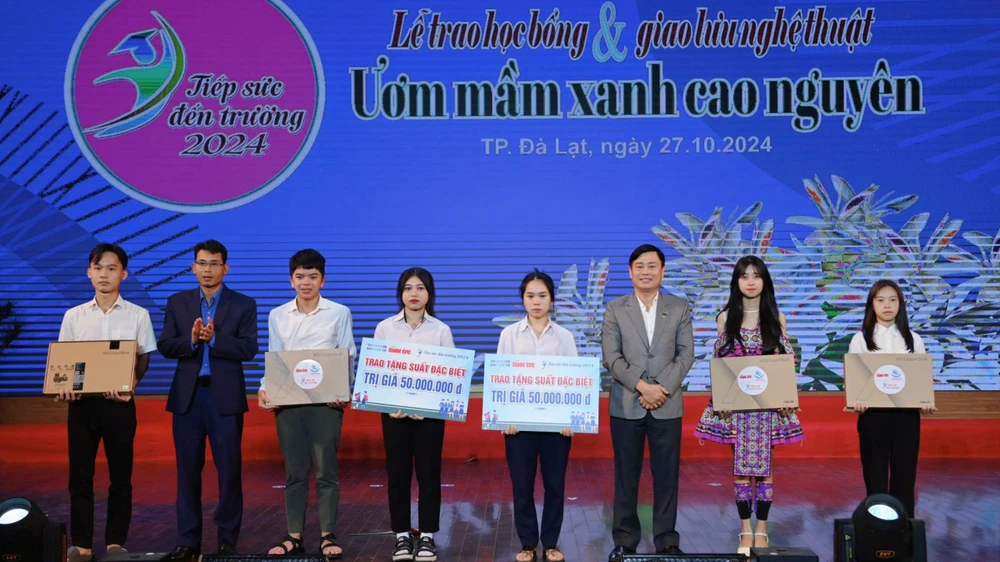 Tiếp sức đến trường cho 90 tân sinh viên khu vực Tây Nguyên