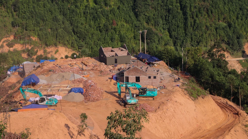 Người dân thôn Kho Vàng háo hức chờ 'được chuyển nhà' lần thứ ba trong năm