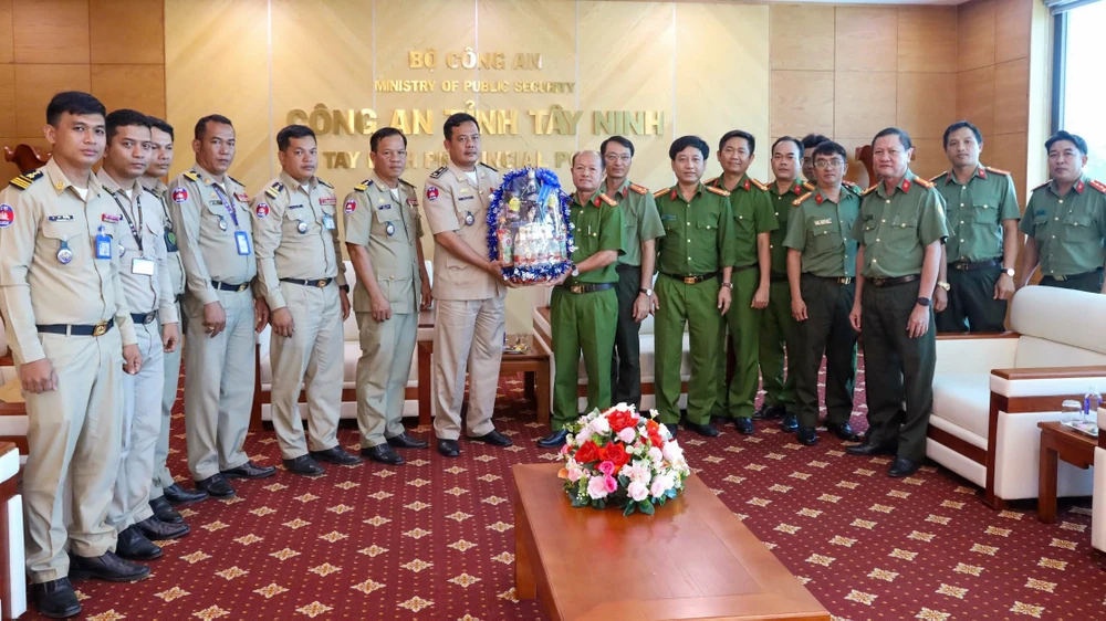 Công an Vương quốc Campuchia cảm ơn Công an tỉnh Tây Ninh hỗ trợ chữa cháy casino