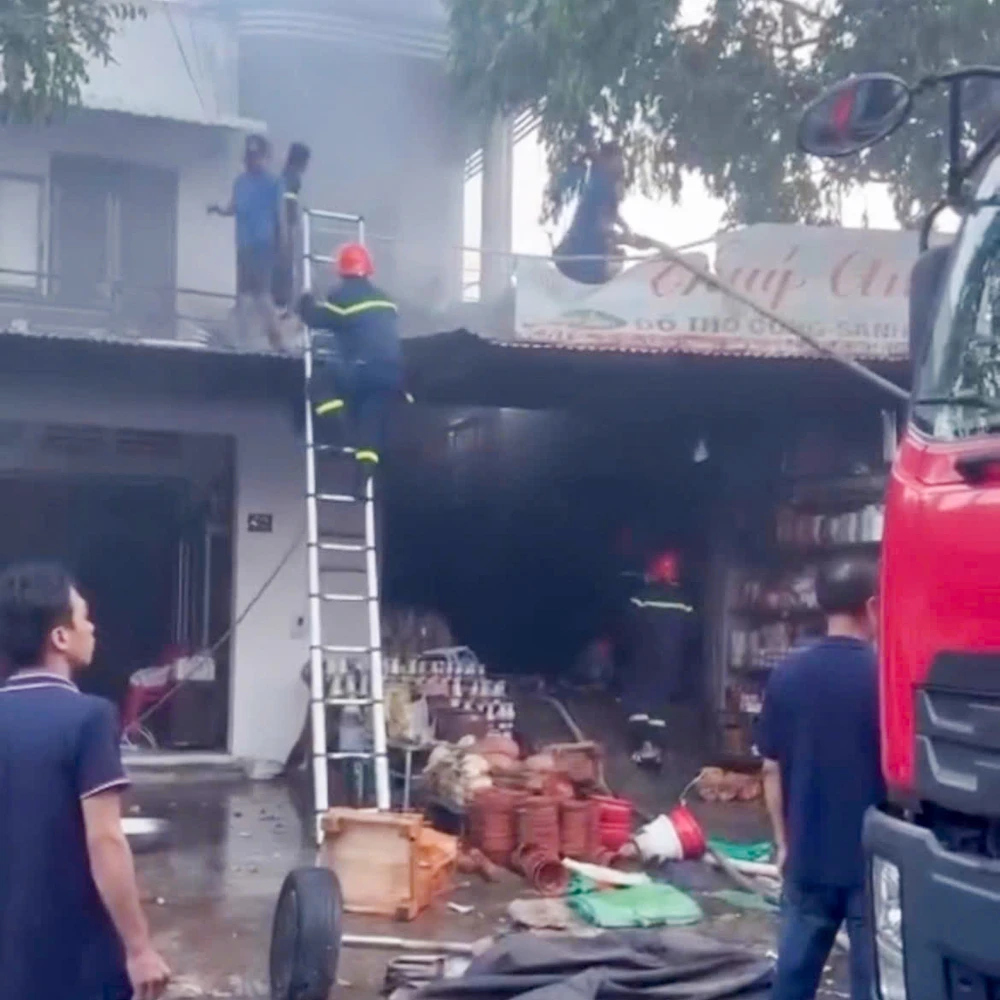 2 người trong vụ cháy tiệm bán đồ thờ cúng được cứu