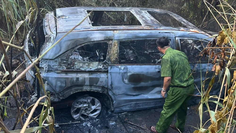 Điều tra vụ ô tô cháy rụi dưới chân đèo Con Ó