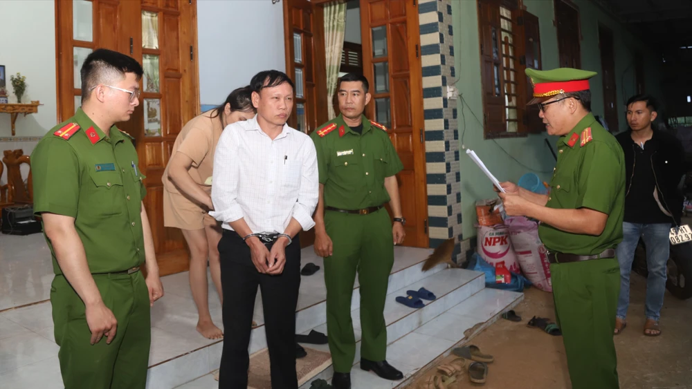 Bắt nguyên cán bộ địa chính xã lừa cho thê đất rừng