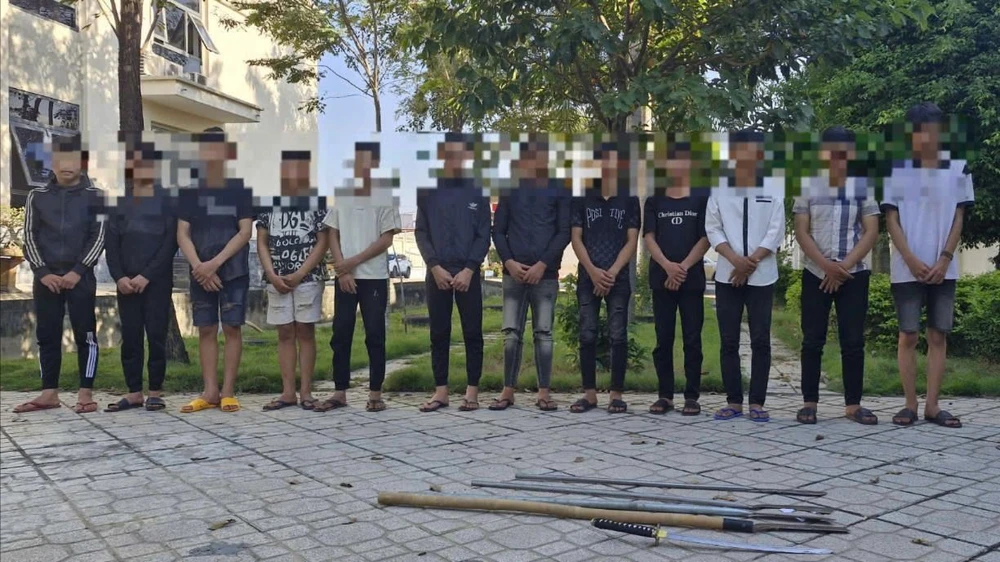 Ngăn 2 nhóm thanh thiếu niên hỗn chiến