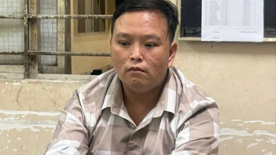 Vờ làm người tốt rồi cướp giật điện thoại