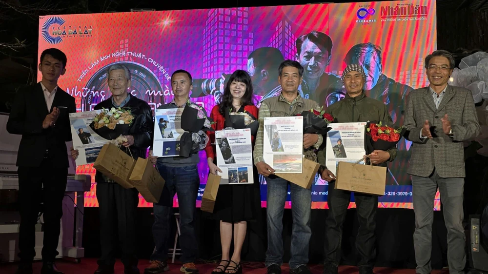 Triển lãm ảnh nghệ thuật 'Những sắc màu thành phố ngàn hoa'