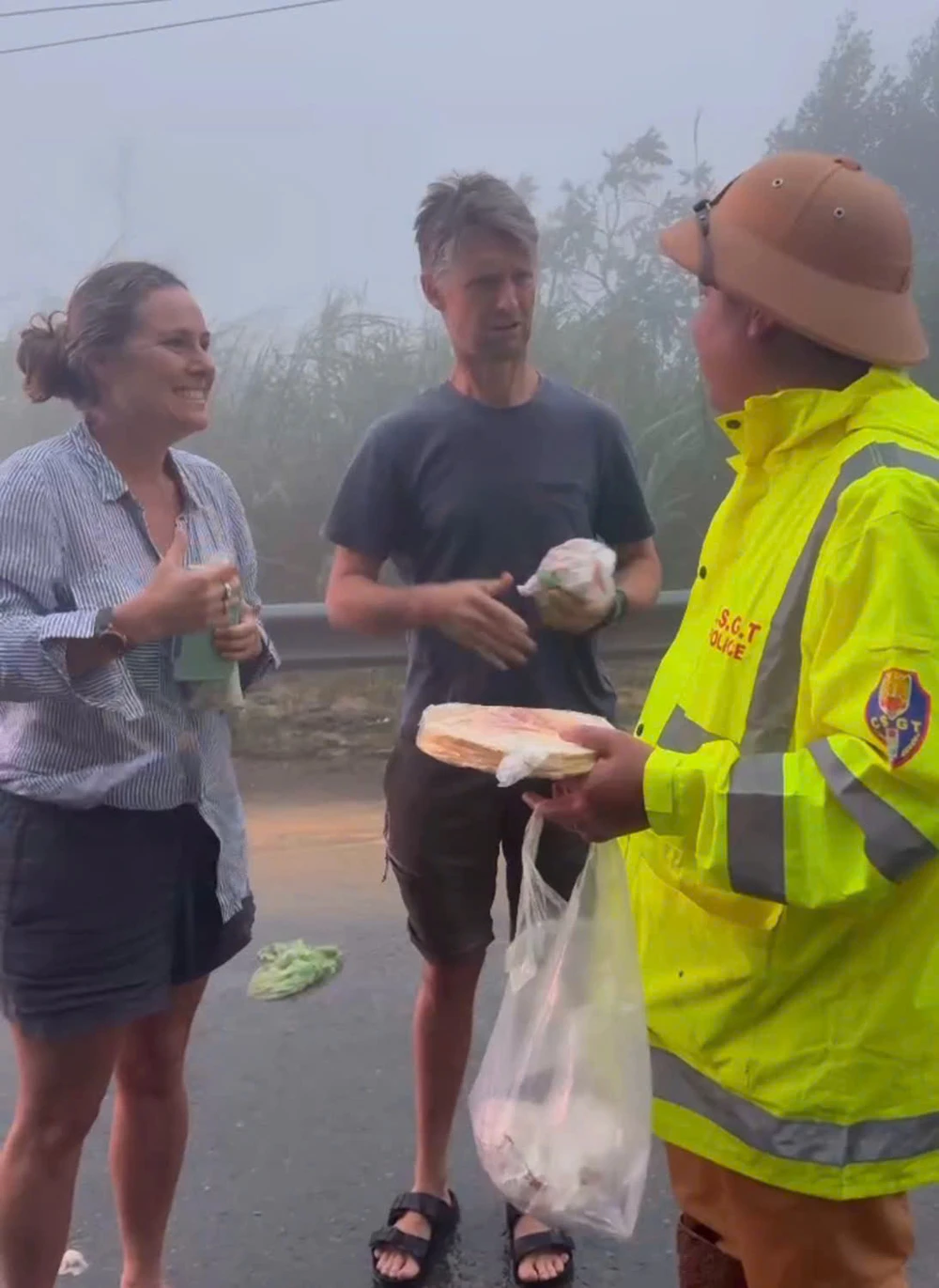 Vụ sạt đèo Khánh Lê: Công an Lâm Đồng mang 100 ổ bánh mì tiếp tế cho du khách