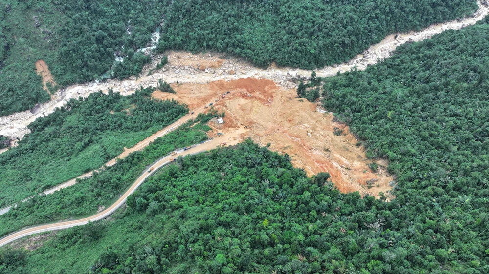 Hy vọng thông toàn tuyến đèo Khánh Lê trong đêm nay