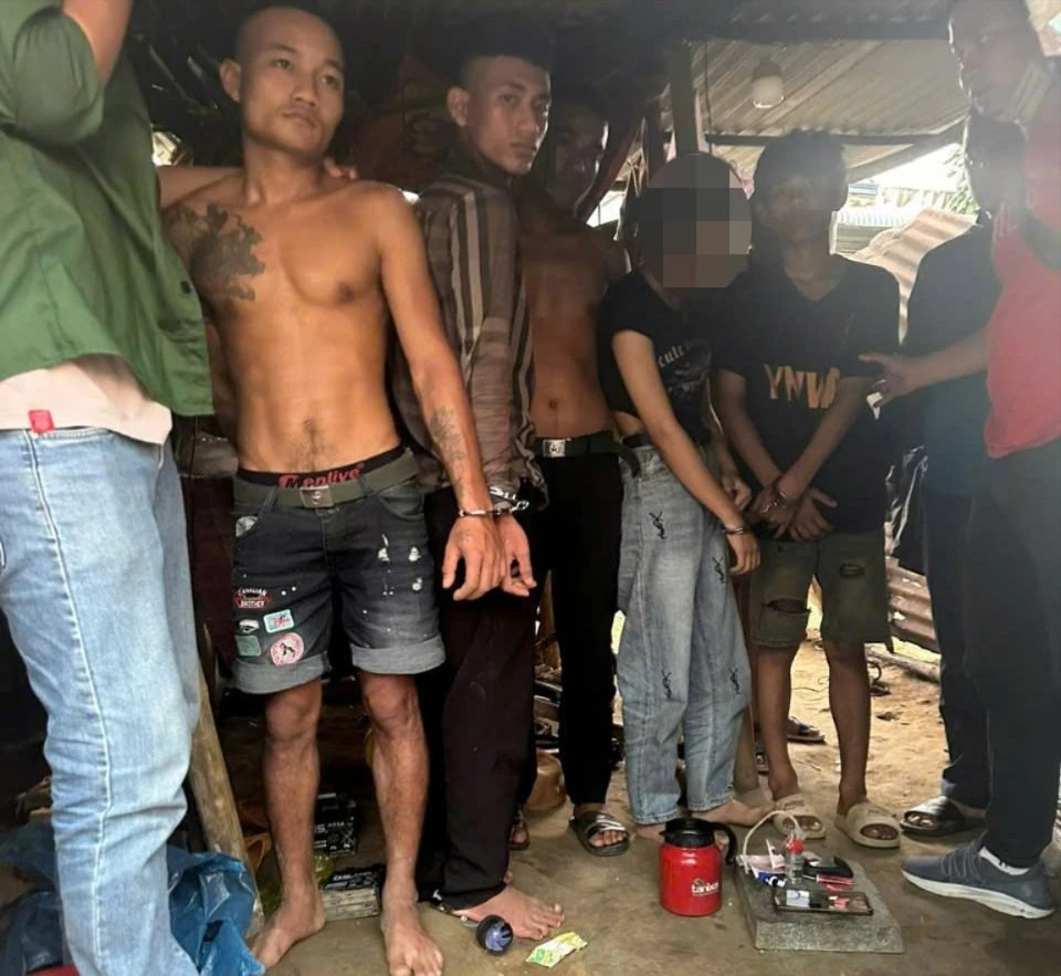 Nữ thiếu niên 14 tuổi tụ tập 'phê' ma tuý với nhóm bạn