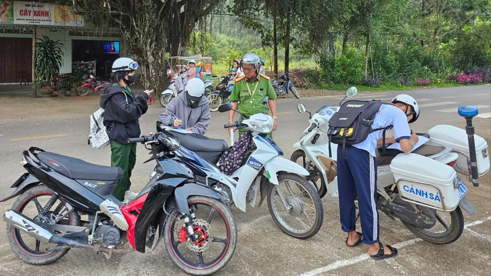 Tăng cường kiểm soát học sinh chạy xe máy, tạm giữ hàng chục xe vi phạm ở huyện Đạ Huoai