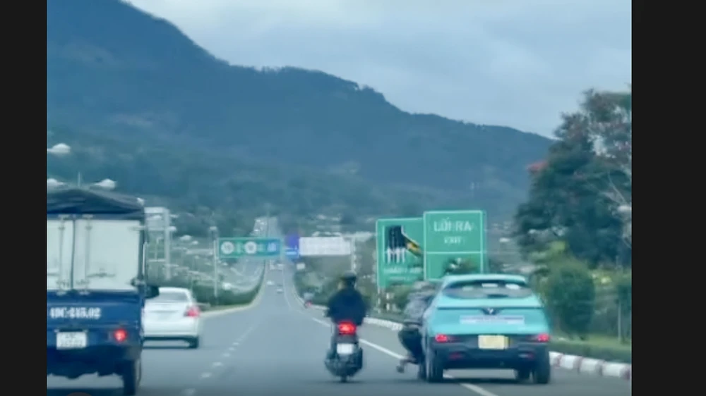 Điều tra vụ đu xe taxi bị hất xuống đường ở cao tốc Liên Khương - Prenn