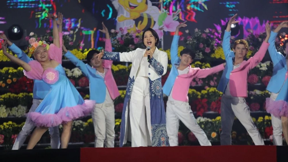 Diva Mỹ Linh cùng dàn sao góp mặt trong đêm bế mạc Festival Hoa Đà Lạt