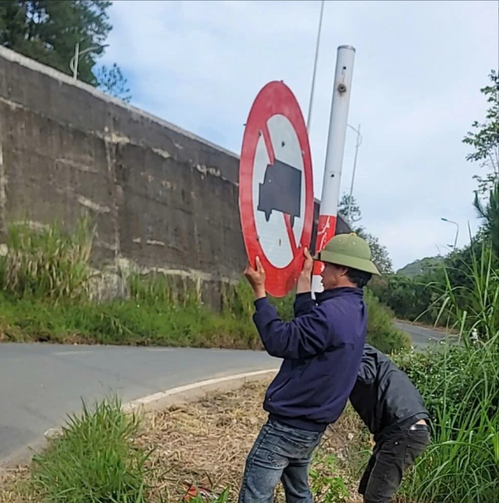 Xe tải chở rau hoa Đà Lạt được chạy trên đèo Prenn đến cận tết nguyên đán