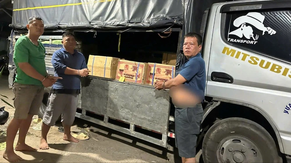 Ba người vận chuyển pháo lậu từ Campuchia về Việt Nam