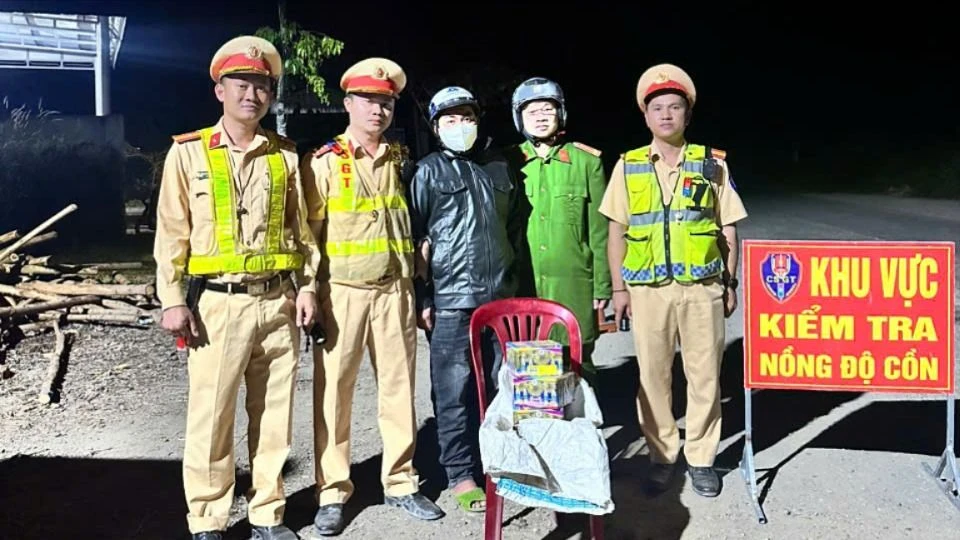Trong khi kiểm tra, xử lý vi phạm nồng độ cồn, cảnh sát còn phát hiện Cường chở theo 1 bao pháo lậu.