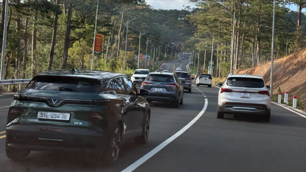 Có nhiều xe ngoại tỉnh hướng về TP Đà Lạt ngay trong ngày Mồng 1 Tết Nguyên đán Ất Tỵ