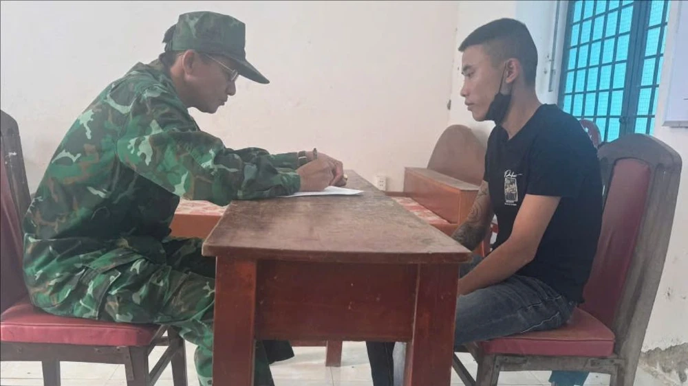 Thanh niên trốn truy nã, vừa cửa khẩu thì bị bắt