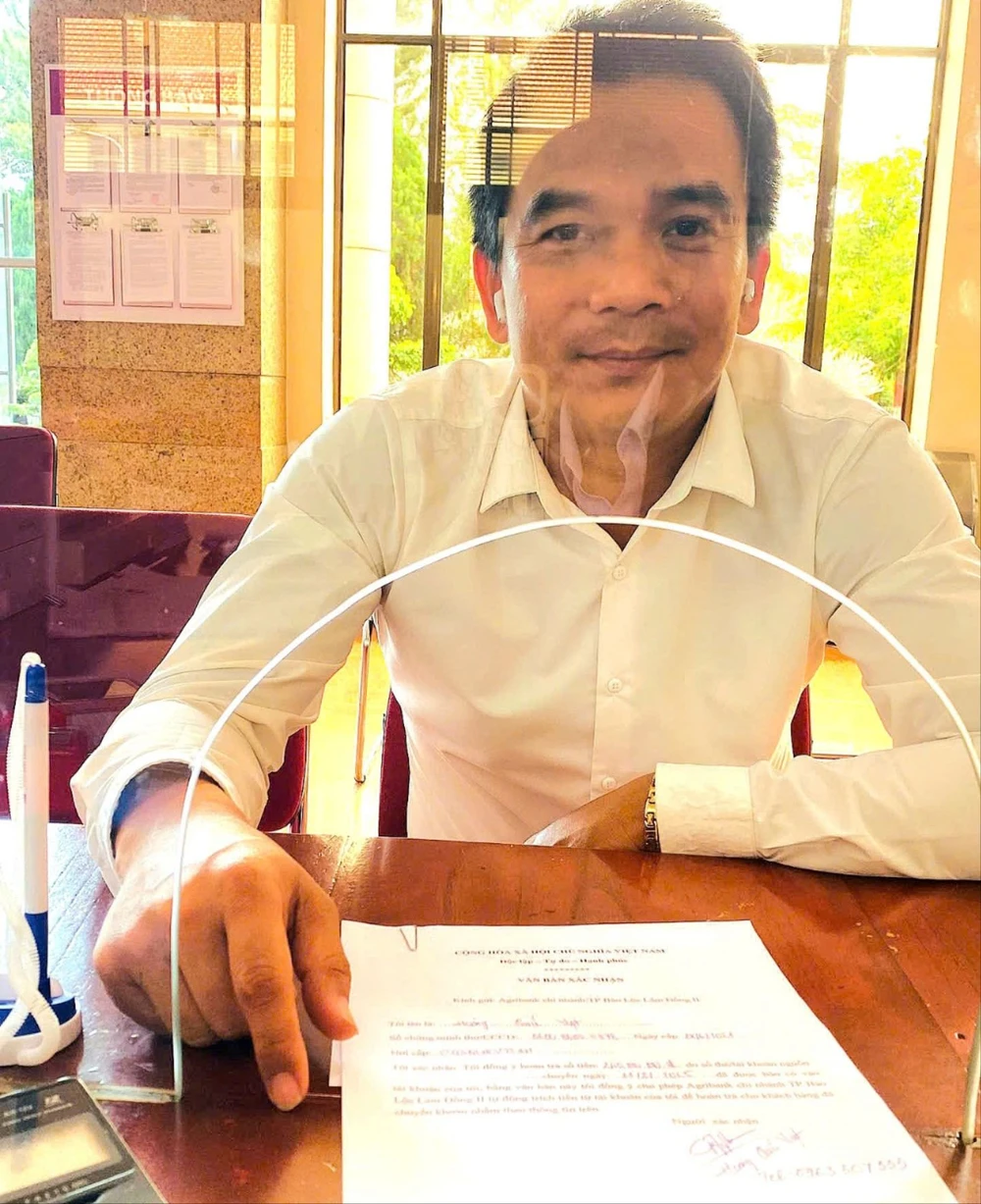 Lái xe taxi mang 240 triệu đồng đến ngân hàng trả lại cho người chuyển nhầm