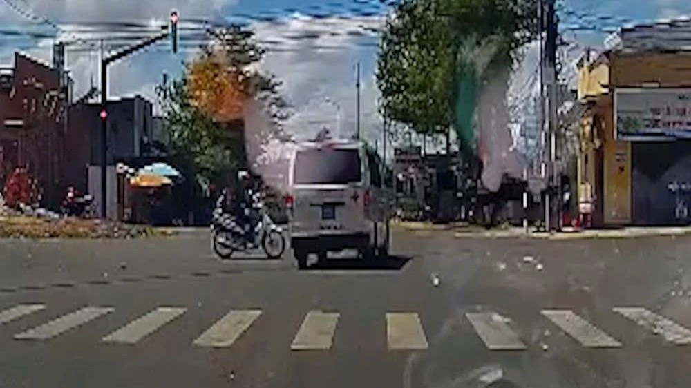 Vụ xe cứu thương vượt đèn đỏ gây tai nạn: Xe cứu thương không bật đèn ưu tiên