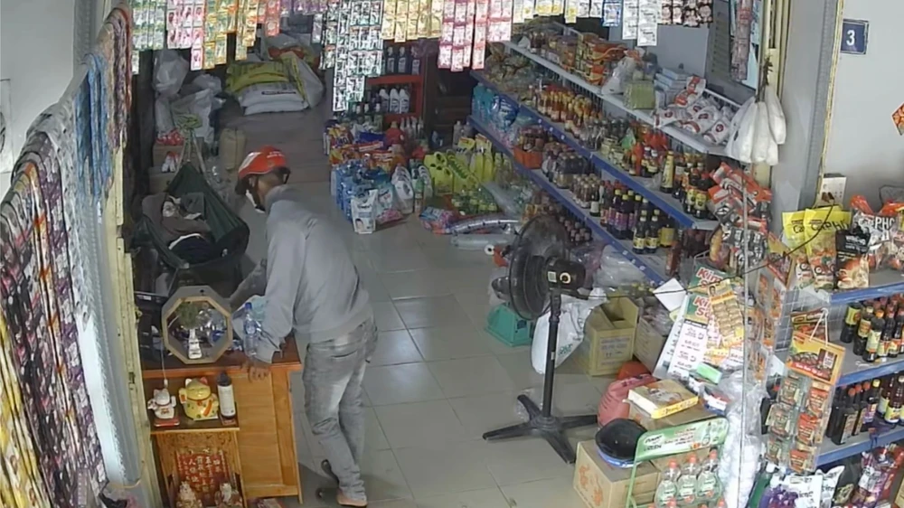 Hình ảnh camera ghi lại cảnh người đàn ông lấy tiền, tài sản của tiệm tạp hóa. Ảnh: Cắt từ clip