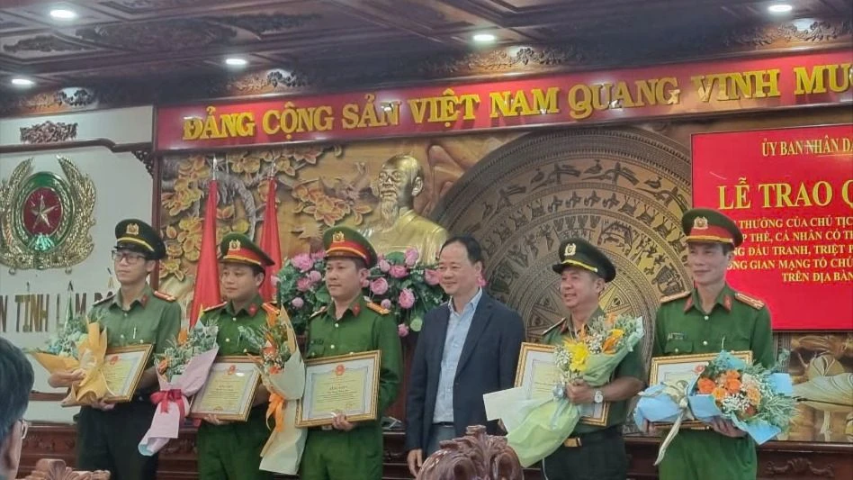 Khen thưởng lực lượng phá án vụ rửa tiền xuyên quốc gia ở TP Đà Lạt