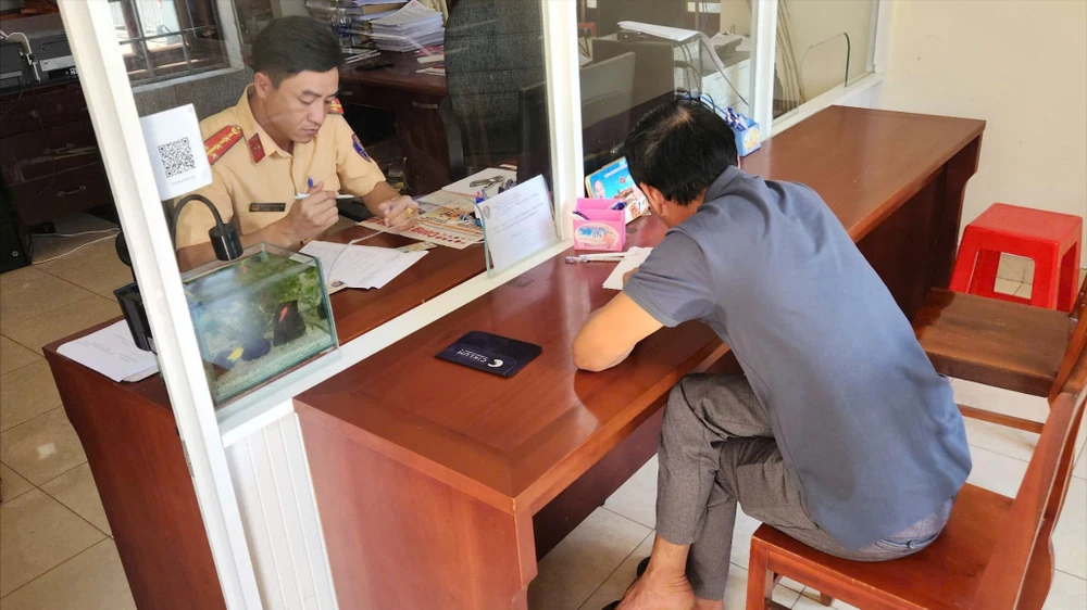 Xe khách vượt ẩu trên đèo Bảo Lộc, ép xe tải lọt mương