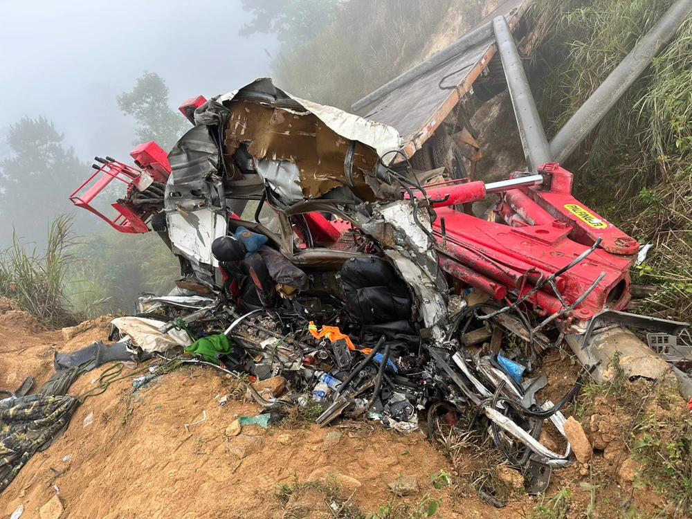 Nguyên nhân vụ congtainer chở cột điện lao xuống vực khiến 3 người thương vong