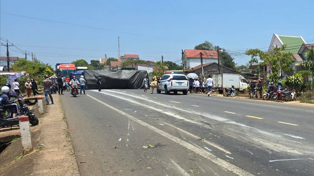 Xe tải lật ngang đường, quốc lộ 20 kẹt dài