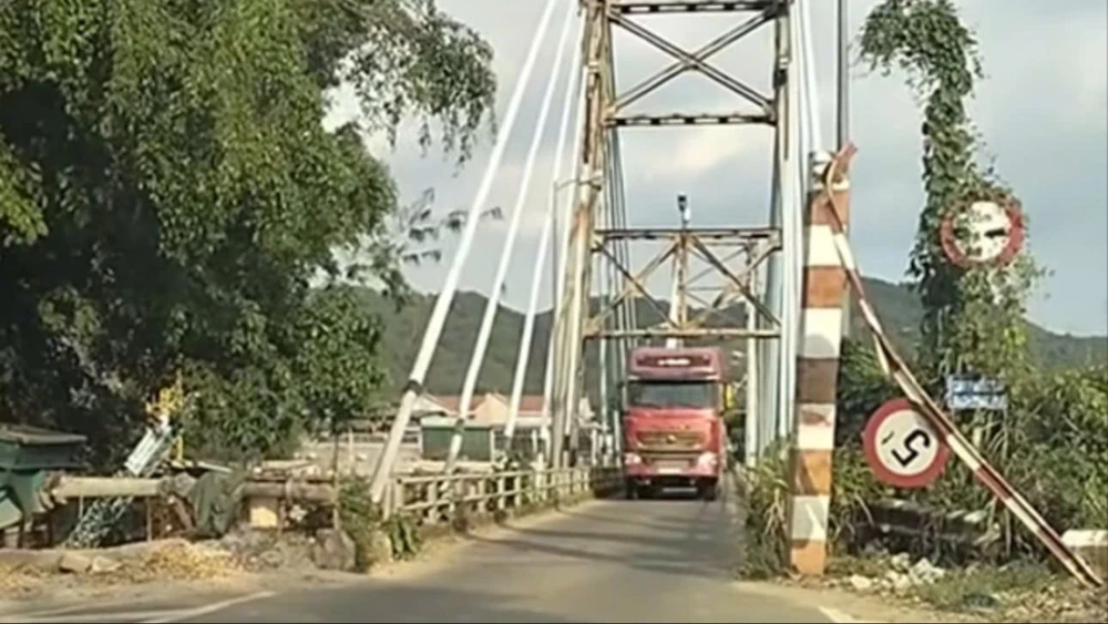 Triệu tập tài xế chạy xe nghi quá tải qua cầu treo Phước Cát