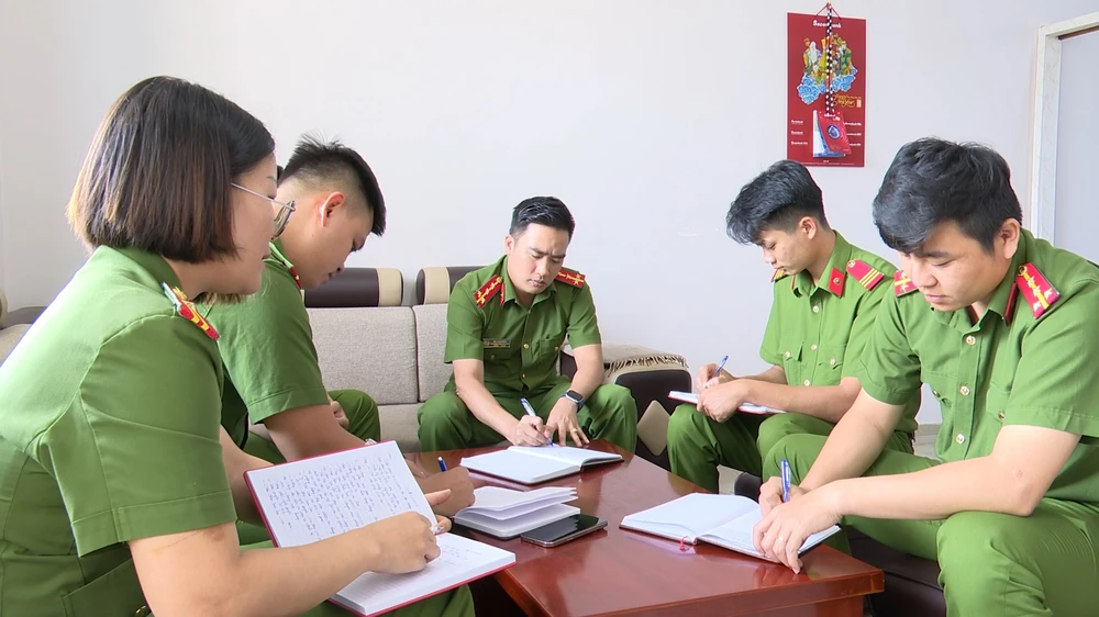 Công an thị trấn Đinh Văn được tăng cường 9 cán bộ, chiến sĩ từ các đơn vị khác.