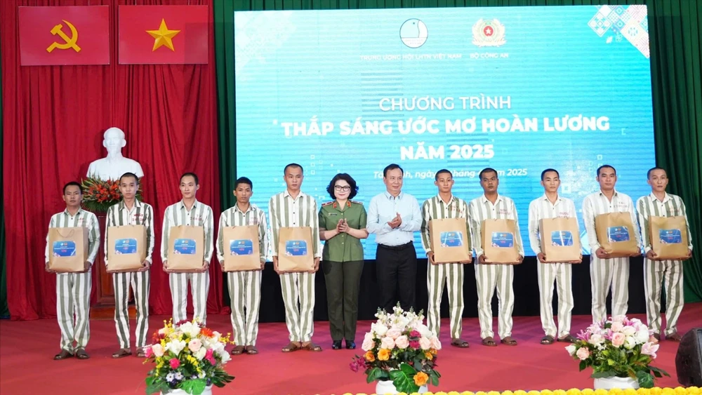 Thắp sáng ước mơ hoàn lương cho 300 phạm nhân ở Trại giam Cây Cầy