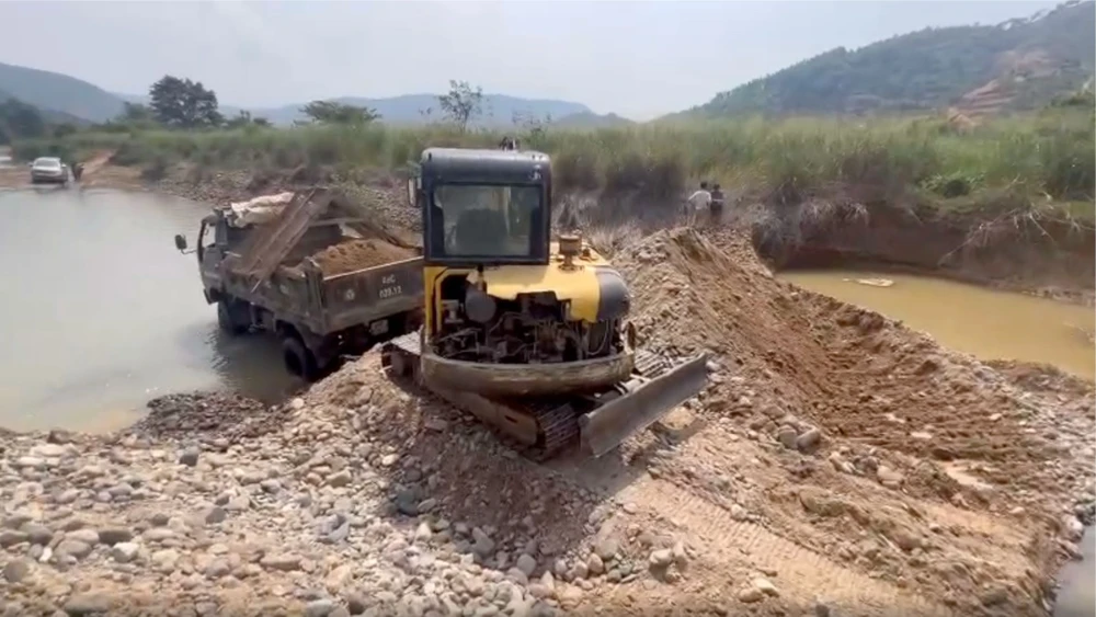 Ngang nhiên mang máy cuốc xuống sông Đạ Huoai lấy trộm cát của công ty