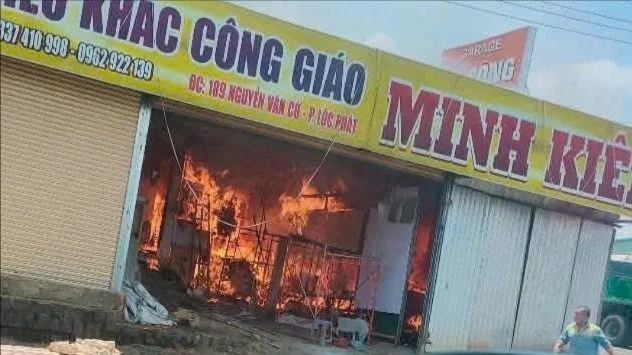 Cháy xưởng điêu khắc ở TP Bảo Lộc, thiệt hại hàng tỷ đồng