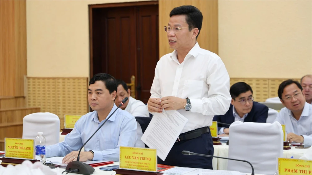 Chủ tịch UBND tỉnh Đắk Nông Lưu Văn Trung báo cáo tại buổi làm việc. Ảnh: VT