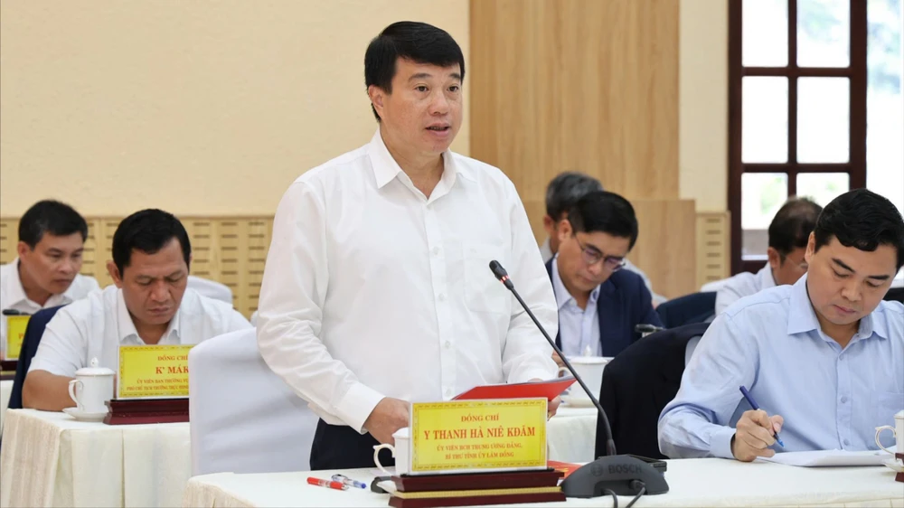 Bí thư Tỉnh uỷ Lâm Đồng Y Thanh Hà Niê K'đăm báo cáo tại buổi làm việc. Ảnh: VT