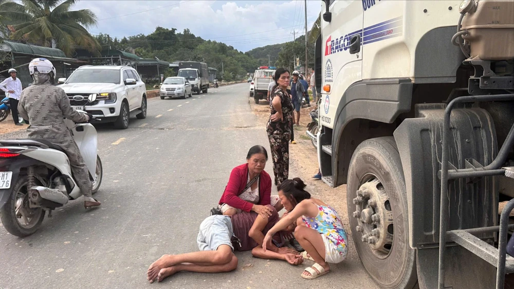 Kịp thời cứu sống tài xế xe đầu kéo ngã từ cabin xuống đường