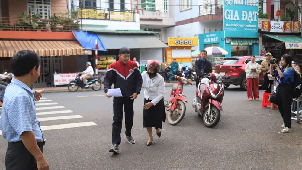 Cô giáo và chuyến xe nghĩa tình đưa học trò kịp giờ thi tốt nghiệp