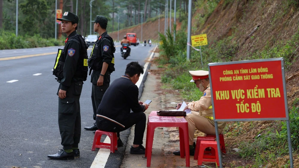 CSGT Lâm Đồng tập trung kiểm tra tốc độ trên đèo Prenn